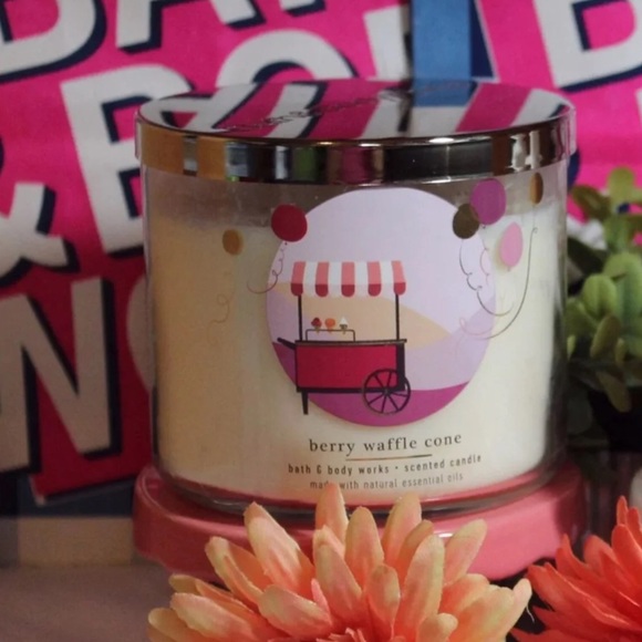 ❌SOLD❌Bath and Body Works 3 Wick Candle - Picture 2 of 3